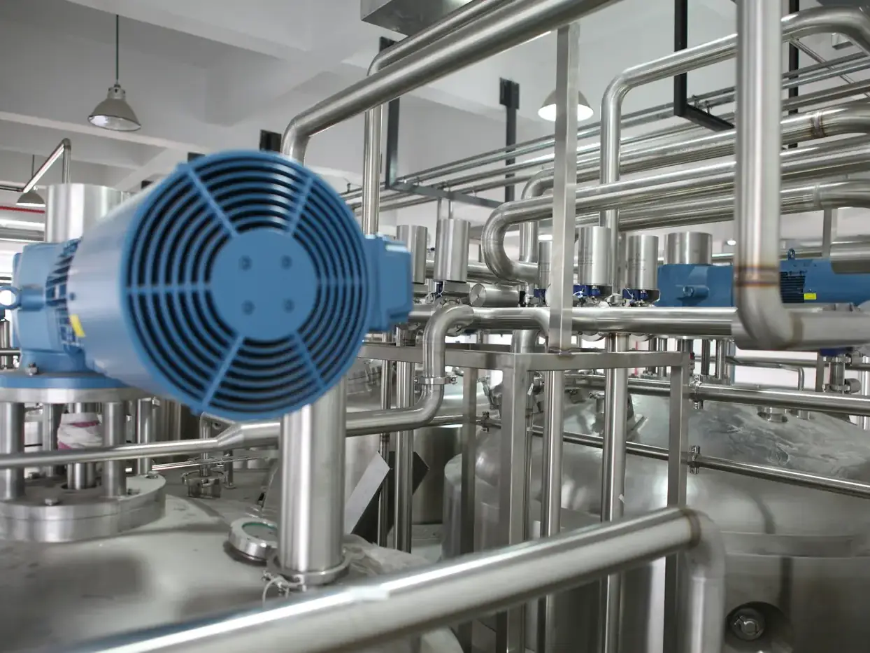 Installation industrielle, tuyauteries et moteur