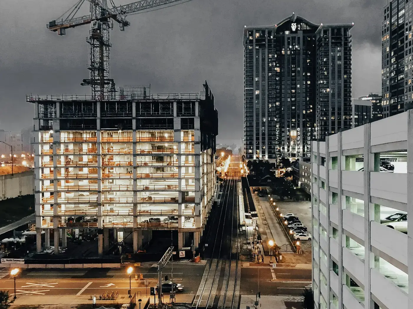 Immeuble en construction éclairé de nuit